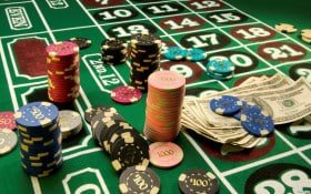Anggota gembira 77 memeriksa data Paito Harian pada perangkat mobile sebelum bermain permainan dealer langsung